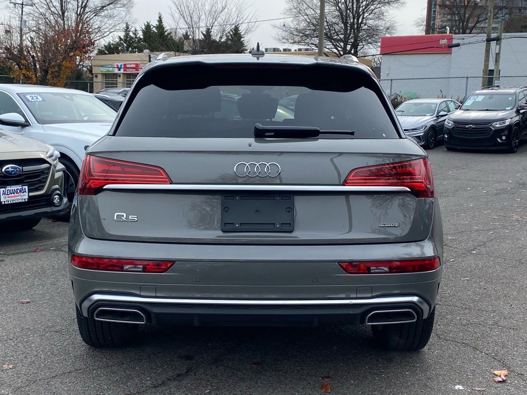 Used 2024 Audi Q5 e Premium w/ Convenience Package image 4