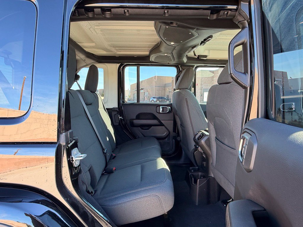 Used 2025 Jeep Wrangler Unlimited Sahara AWD/4WD image 20
