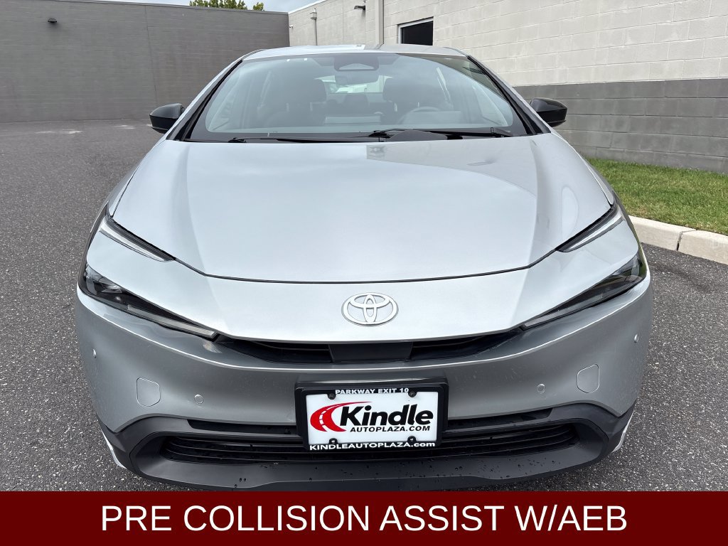 Used 2025 Toyota Prius LE FWD image 3