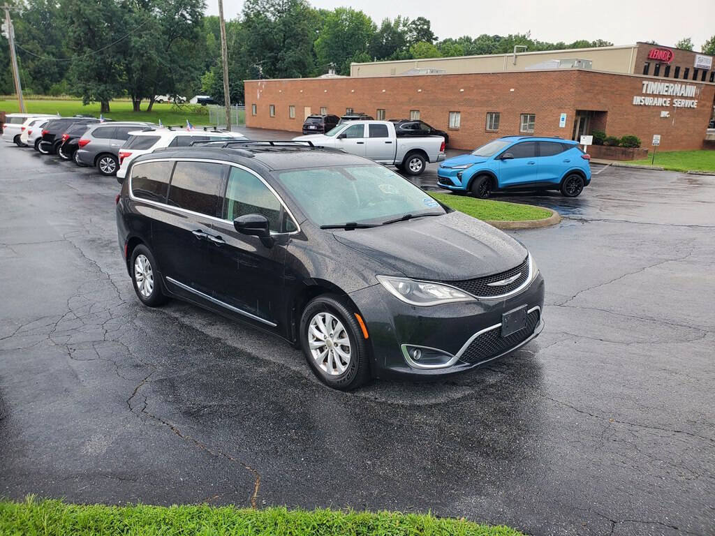 Used 2017 Chrysler Pacifica Touring-L FWD image 3