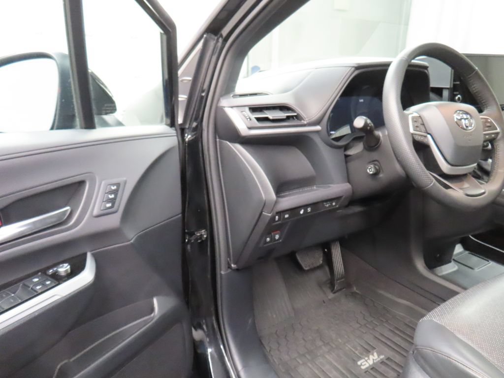 Used 2025 Toyota Sienna Platinum AWD/4WD image 56