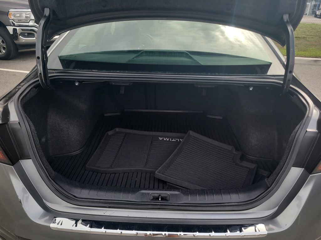 Used 2022 Nissan Altima 2.5 SR w/ Midnight Edition Package FWD image 9
