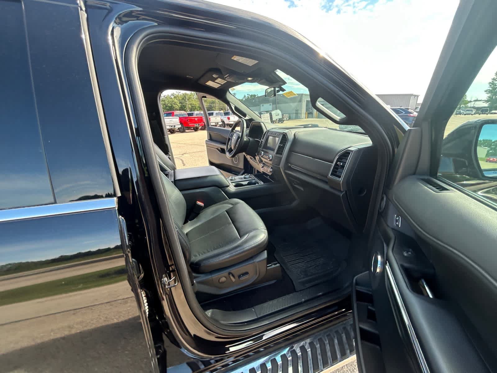 Used 2020 Ford Expedition XLT w/ Equipment Group 202A AWD/4WD image 17