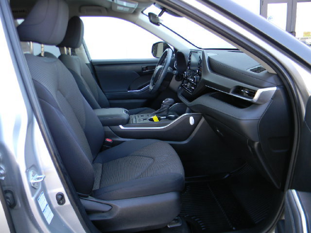 Used 2022 Toyota Highlander LE AWD/4WD image 25