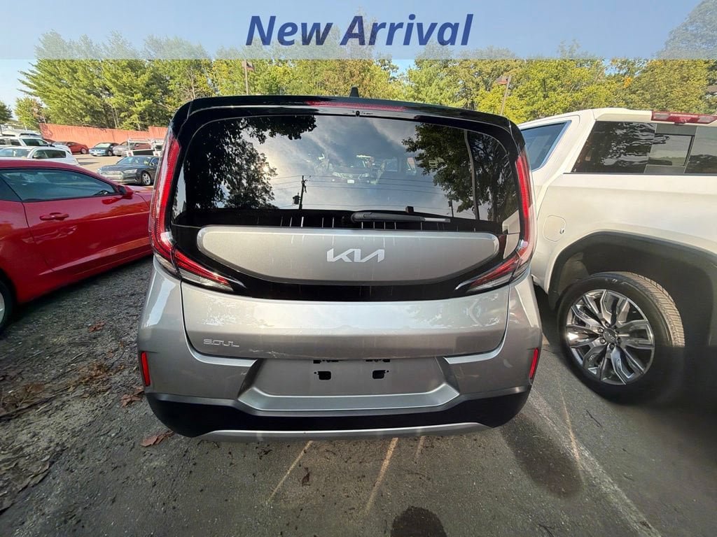 Used 2025 Kia Soul LX w/ LX Technology Package FWD image 9