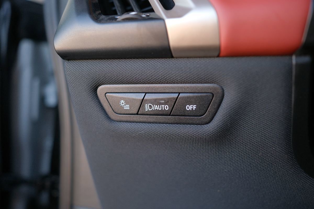 Used 2023 BMW iX xDrive50 w/ Sport Package AWD/4WD image 12
