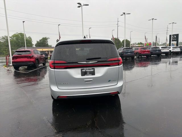 Used 2023 Chrysler Pacifica Touring-L FWD image 11