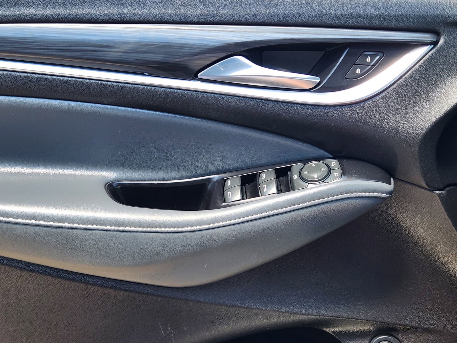 Used 2019 Buick Enclave Essence FWD image 25