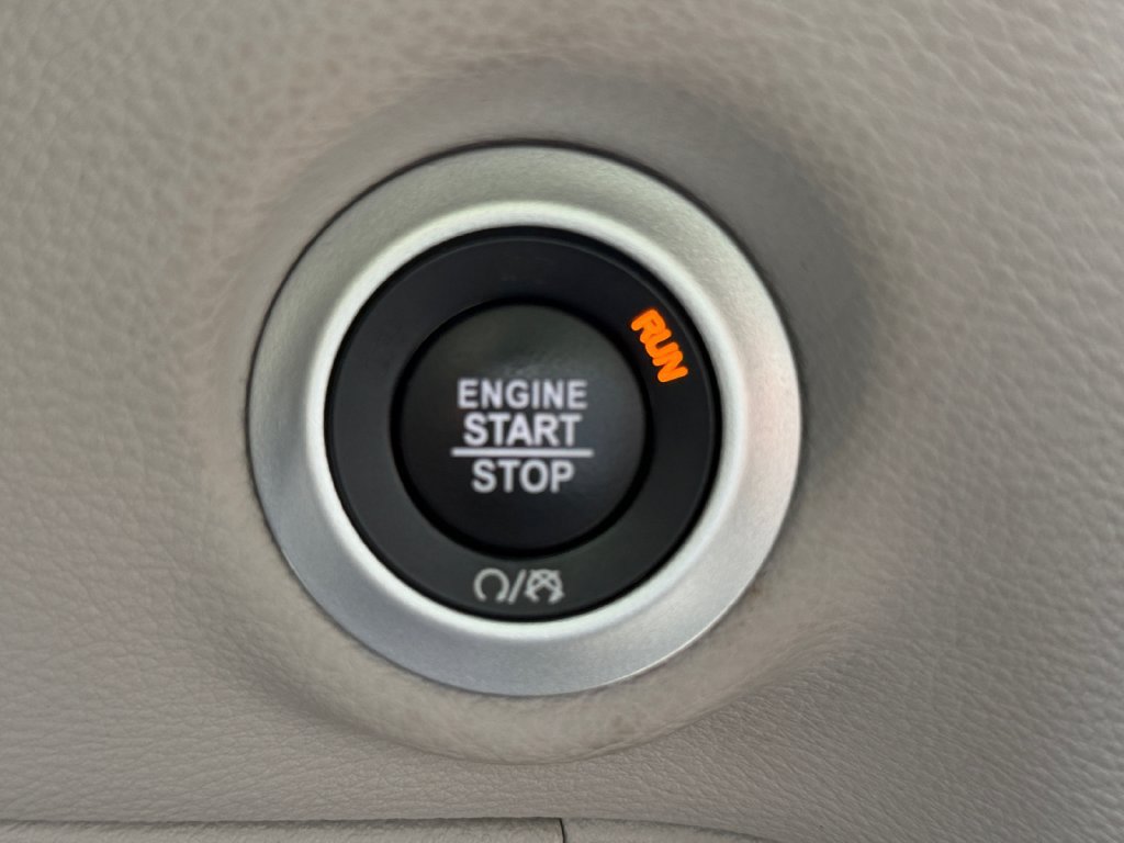Used 2024 Chrysler Pacifica Limited FWD image 30