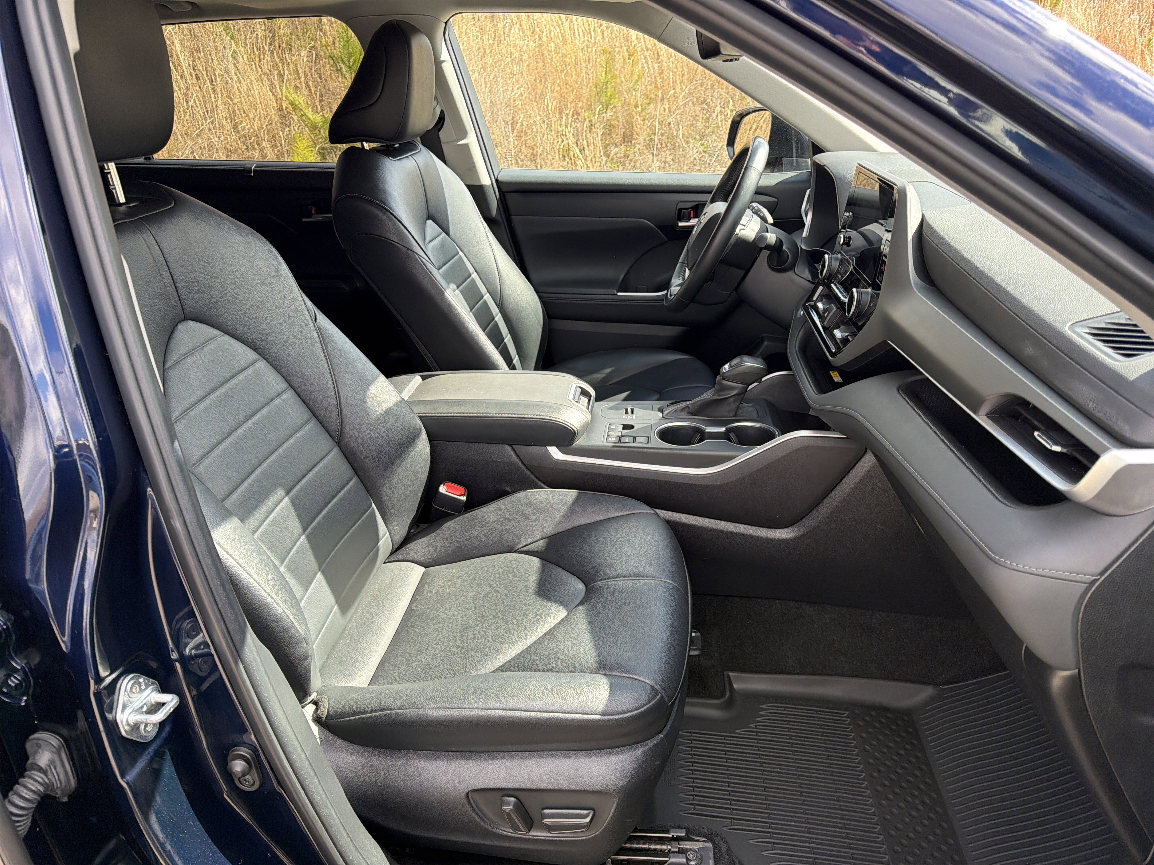 Used 2024 Toyota Highlander XLE FWD image 13