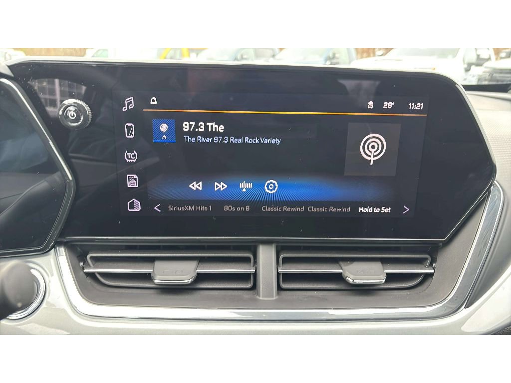 Used 2025 Chevrolet Trax LT w/ Sunroof Package image 16