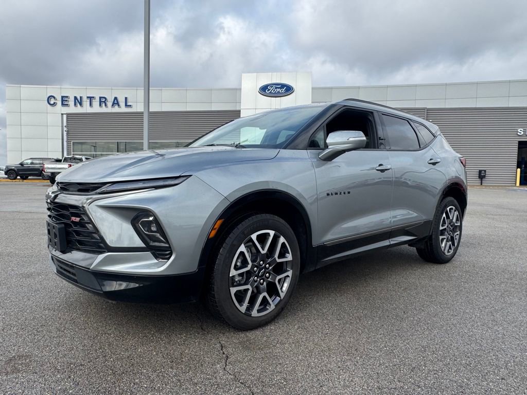 Used 2025 Chevrolet Blazer RS image 2