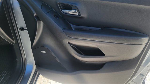 Used 2020 Chevrolet Trax LT w/ Sun & Sound Package image 33