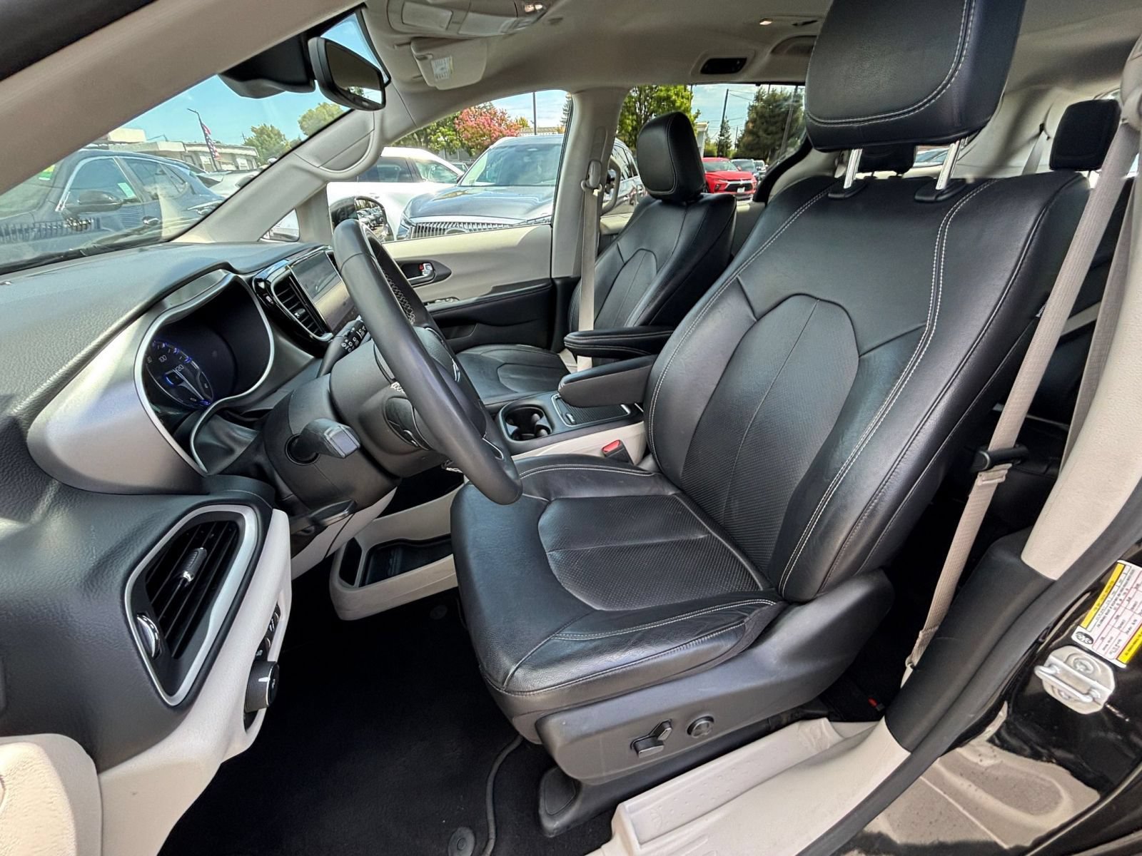 Used 2022 Chrysler Pacifica Touring-L FWD image 38