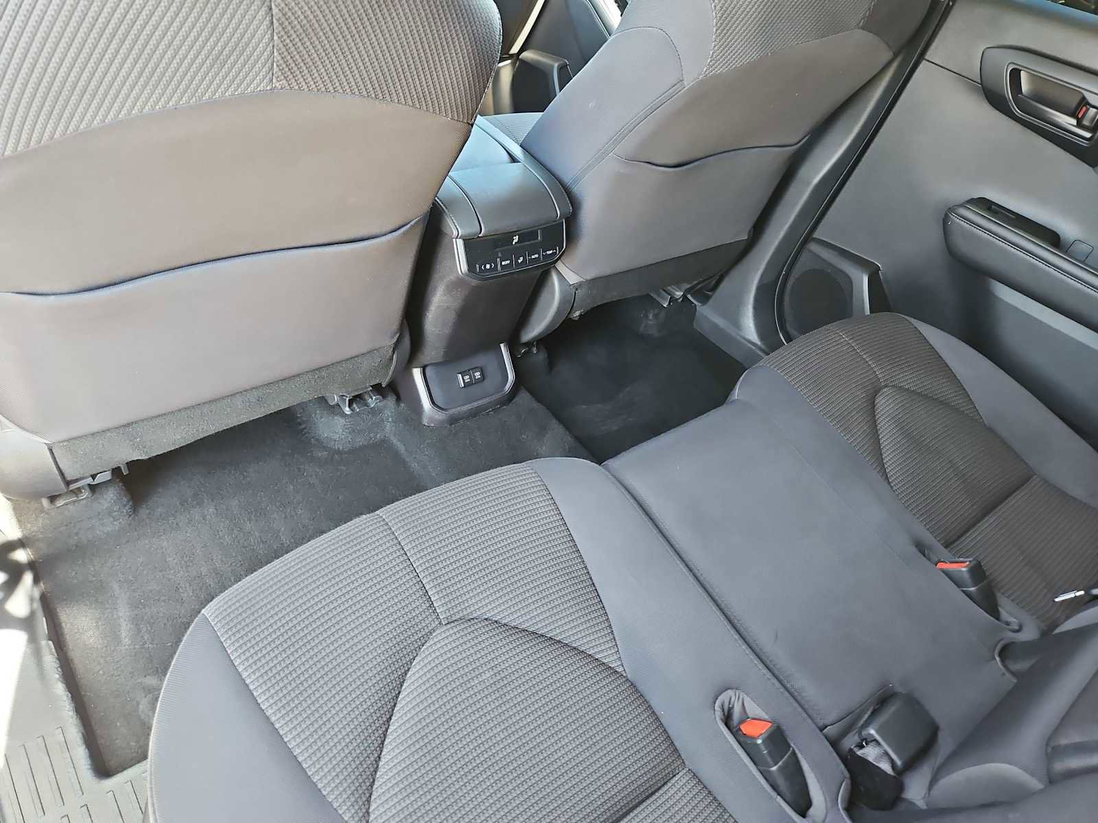 Used 2020 Toyota Highlander LE image 19