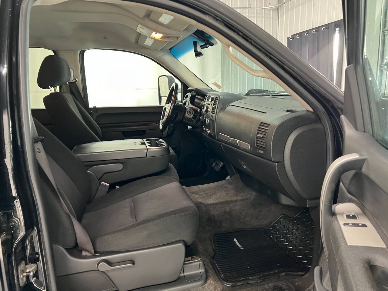 Used 2010 Chevrolet Silverado 2500 LT w/ Interior Plus Package AWD/4WD image 11