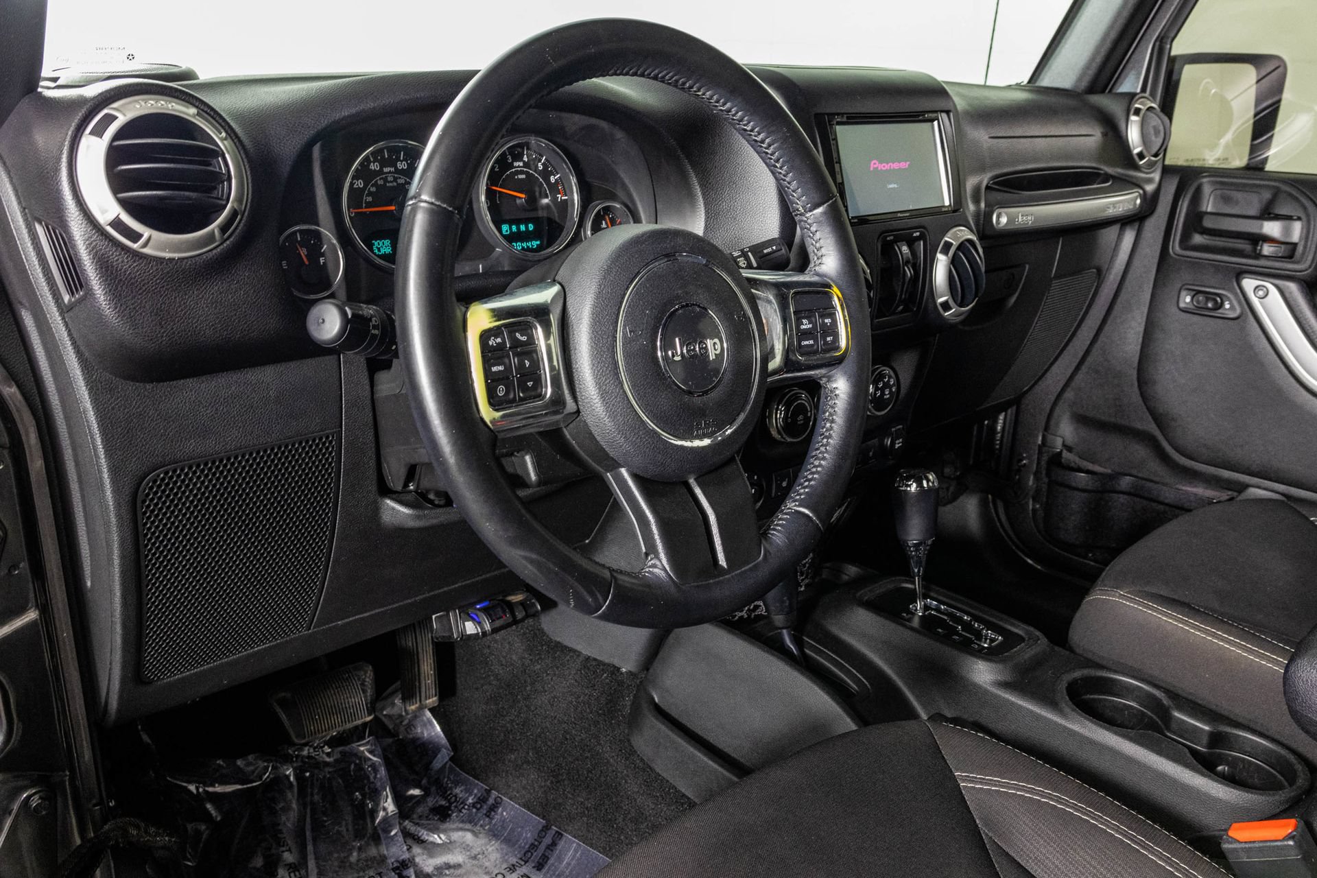 Used 2017 Jeep Wrangler Unlimited Sahara w/ Connectivity Group AWD/4WD image 4