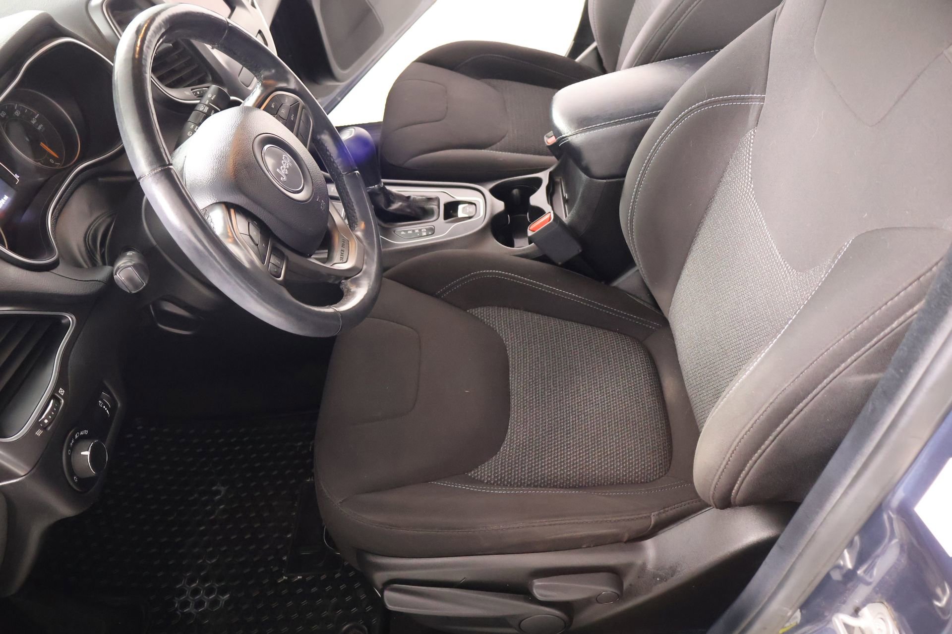 Used 2020 Jeep Cherokee Latitude w/ Cold Weather Group image 11