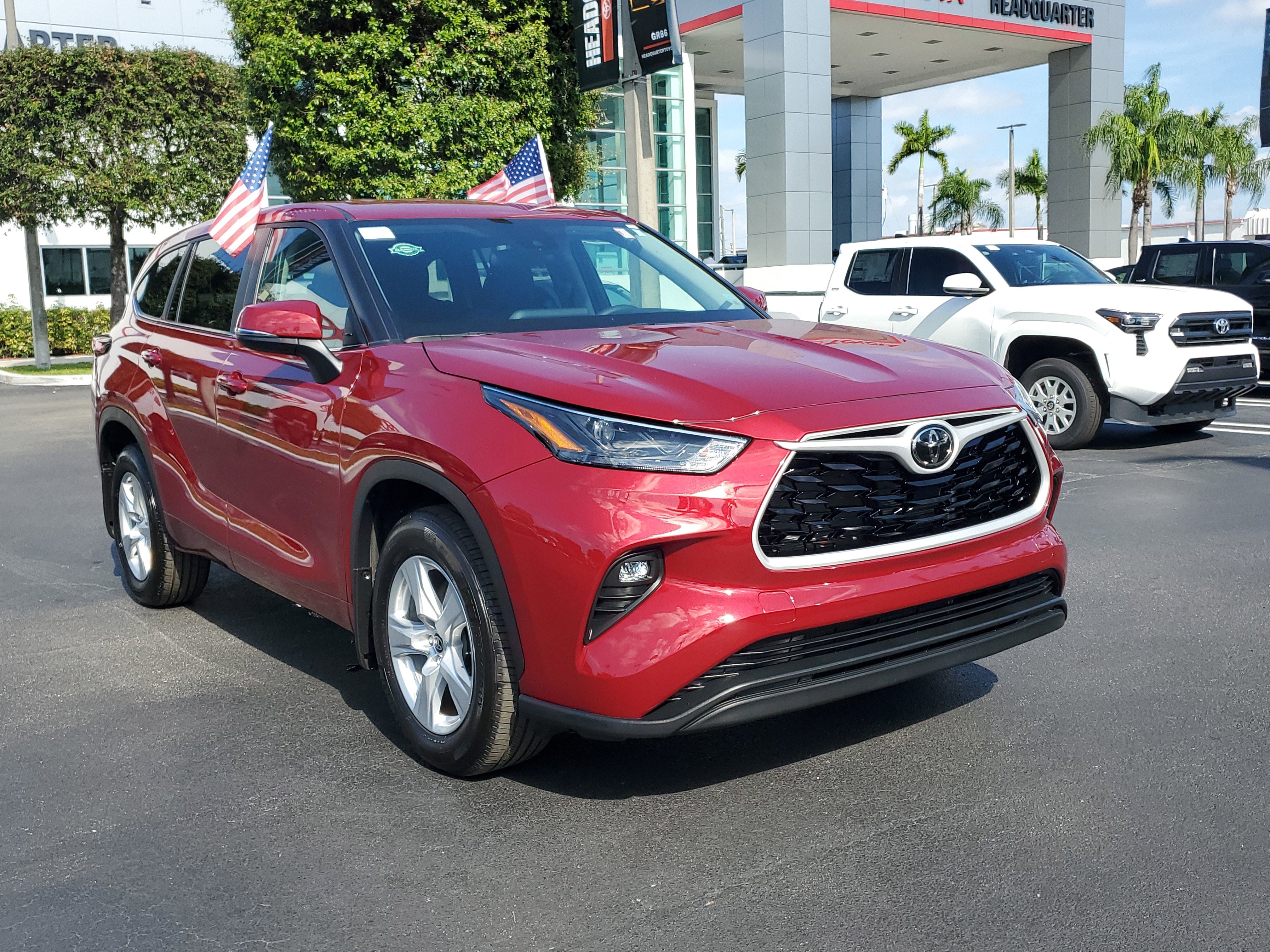 Used 2025 Toyota Highlander LE image 2