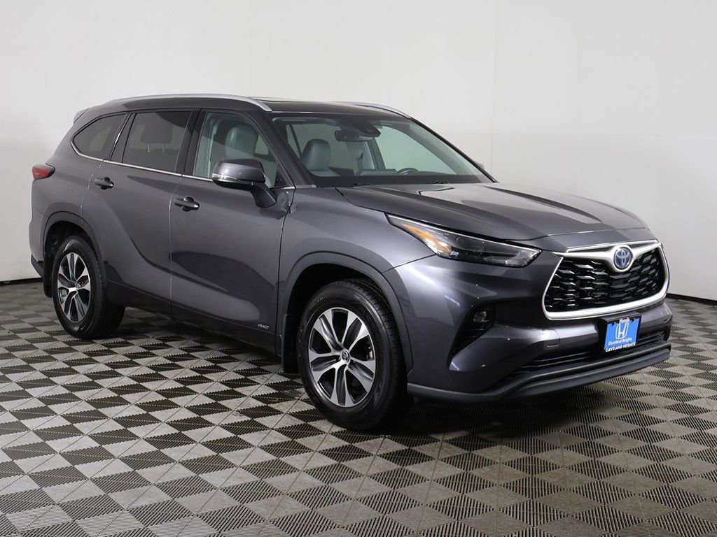 Used 2022 Toyota Highlander XLE image 2