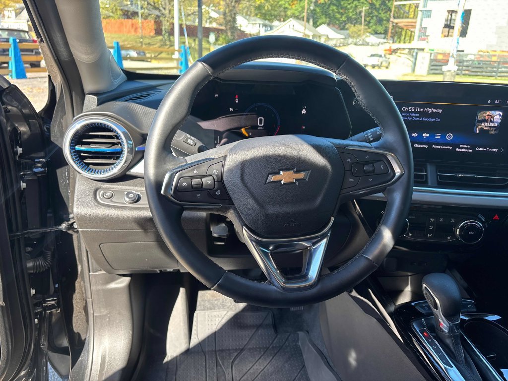 Used 2025 Chevrolet Trax LT w/ Driver Confidence Package FWD image 12