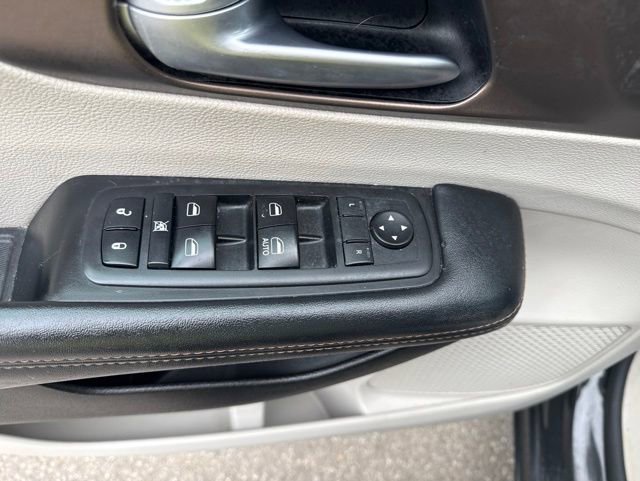 Used 2017 Chrysler Pacifica Touring-L w/ Tire & Wheel Group FWD image 19