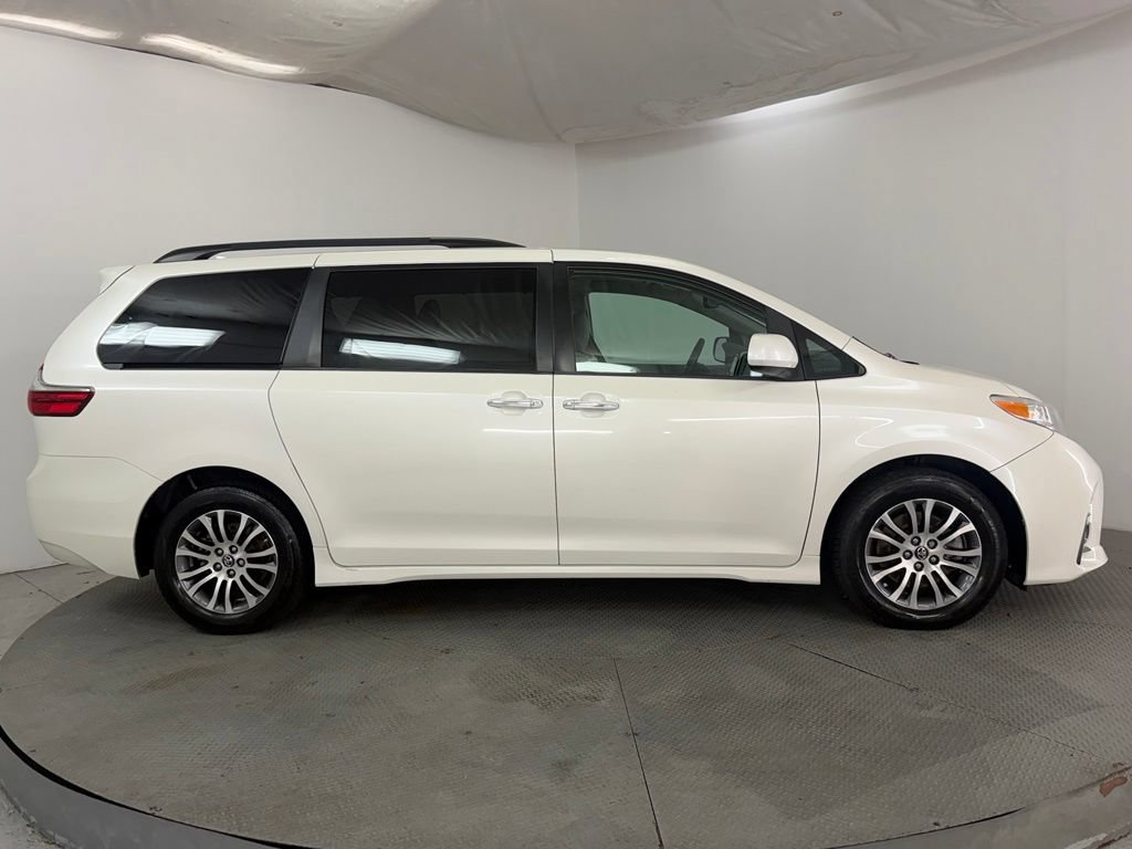 Used 2020 Toyota Sienna XLE w/ XLE Navigation Package FWD image 5