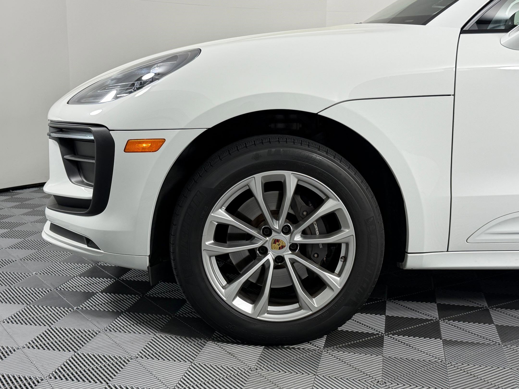 Certified 2023 Porsche Macan image 12