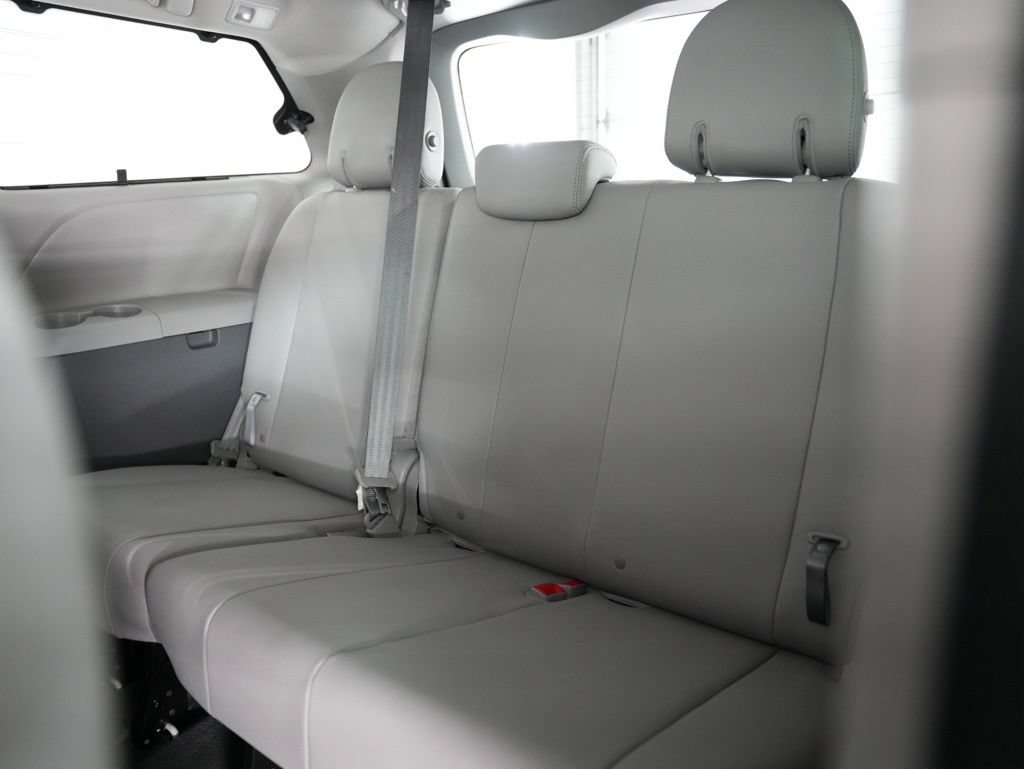 Used 2020 Toyota Sienna XLE w/ XLE Navigation Package FWD image 31
