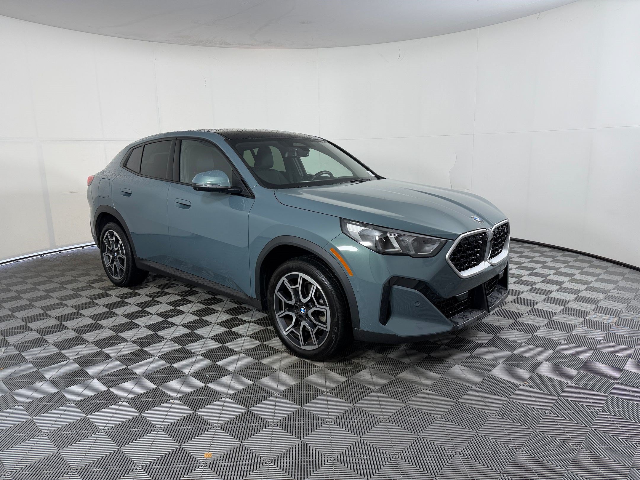 Used 2025 BMW X2 xDrive28i AWD/4WD image 7