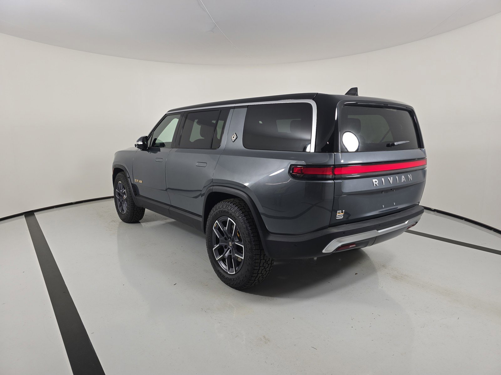Used 2024 Rivian R1S Adventure image 3
