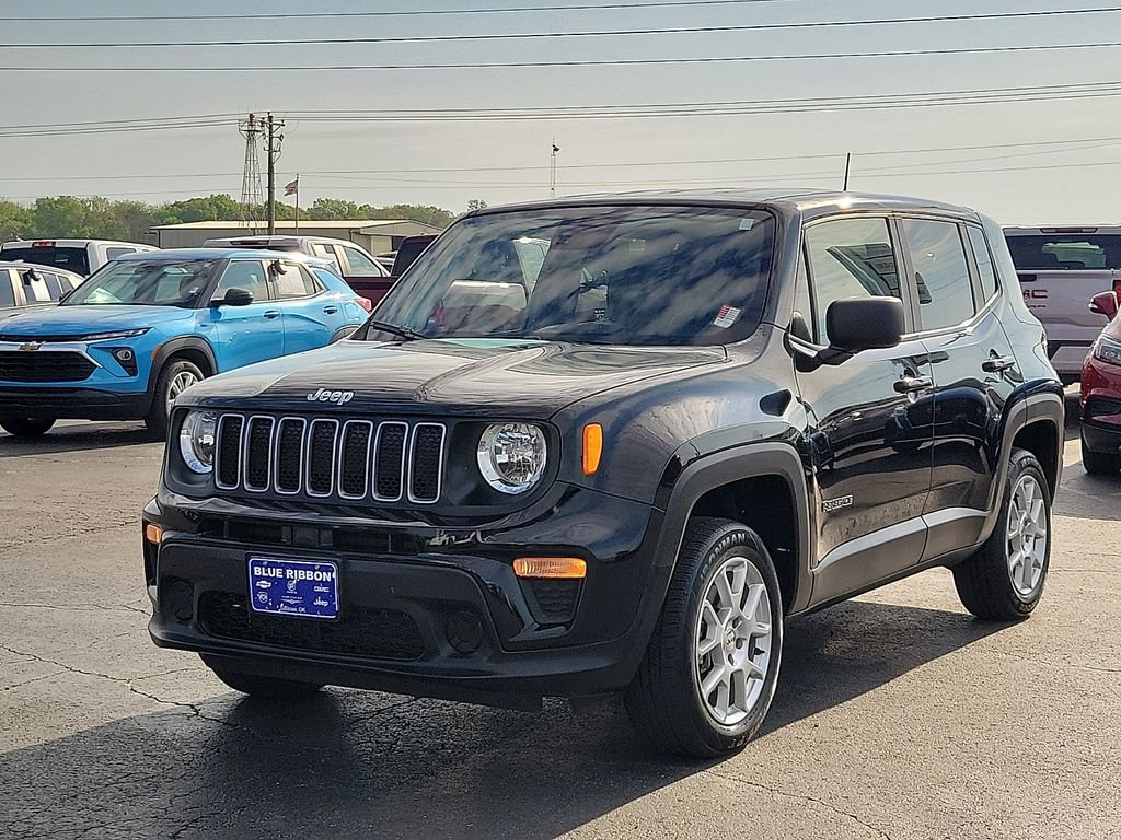 Used 2023 Jeep Renegade Latitude AWD/4WD image 2