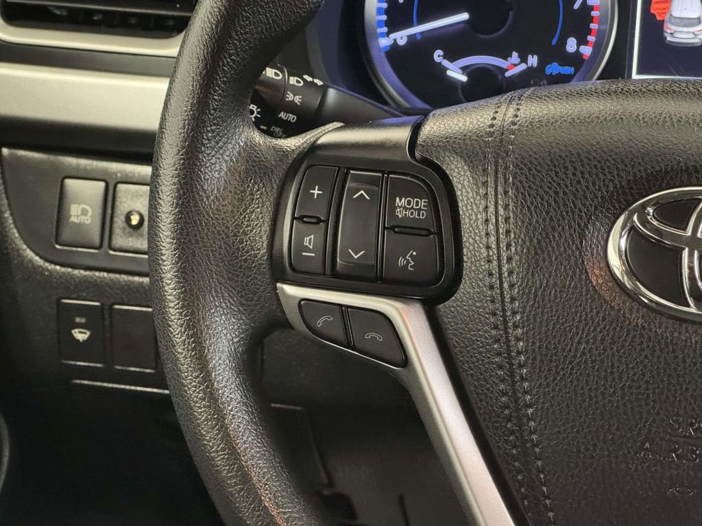 Used 2019 Toyota Highlander LE image 28