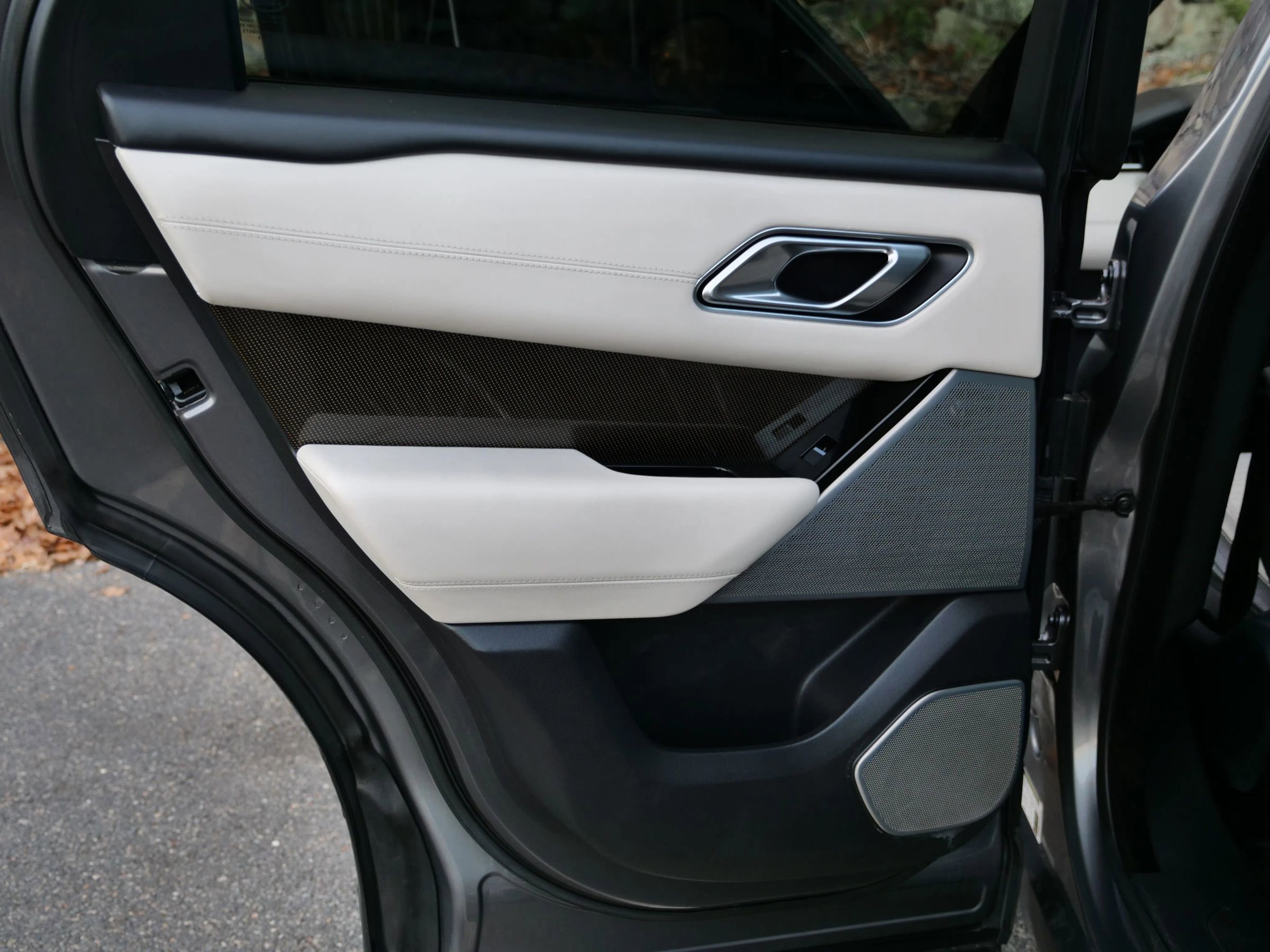 Used 2018 Land Rover Range Rover Velar R-Dynamic HSE image 16