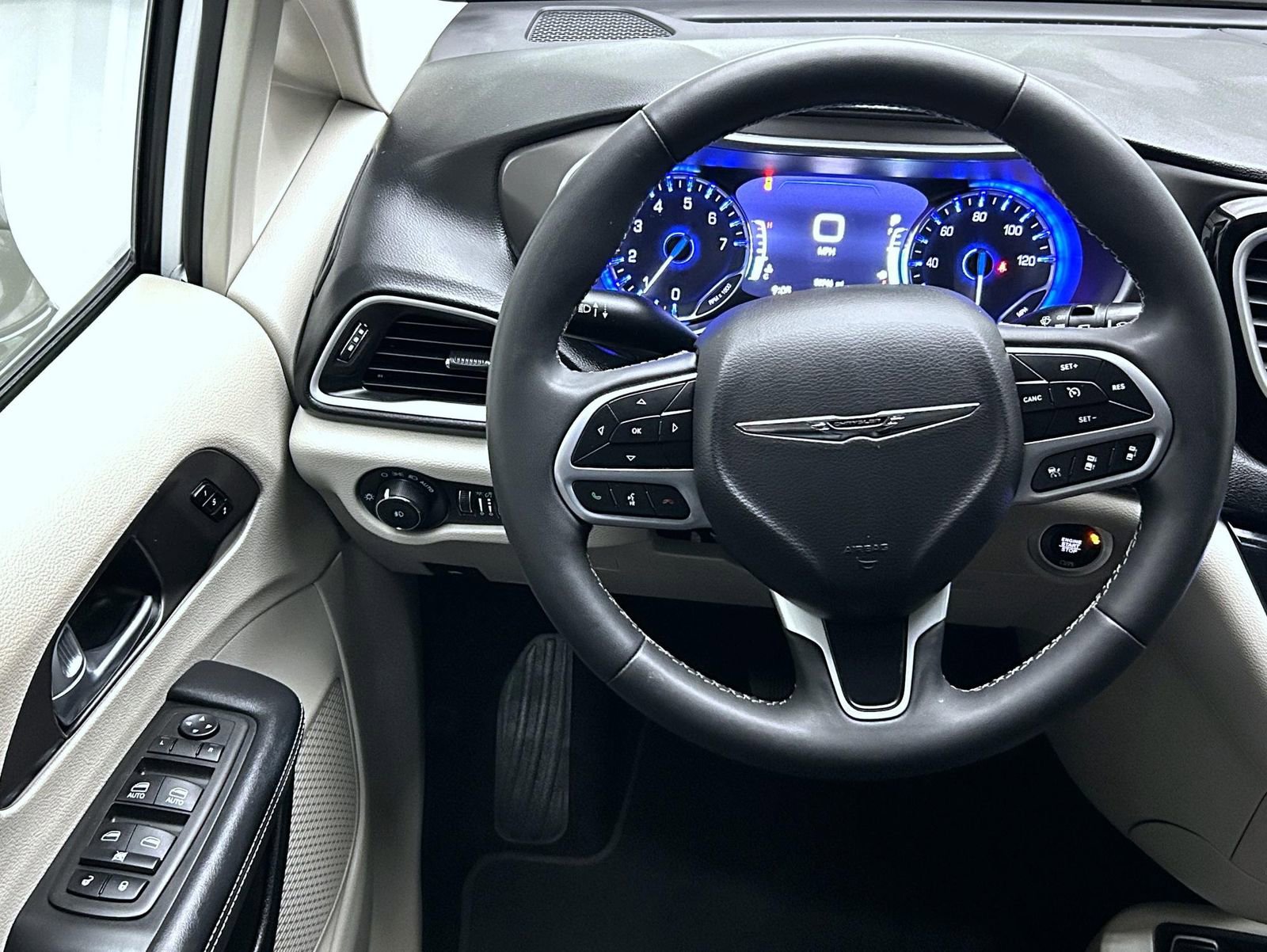 Used 2024 Chrysler Pacifica Touring-L image 12