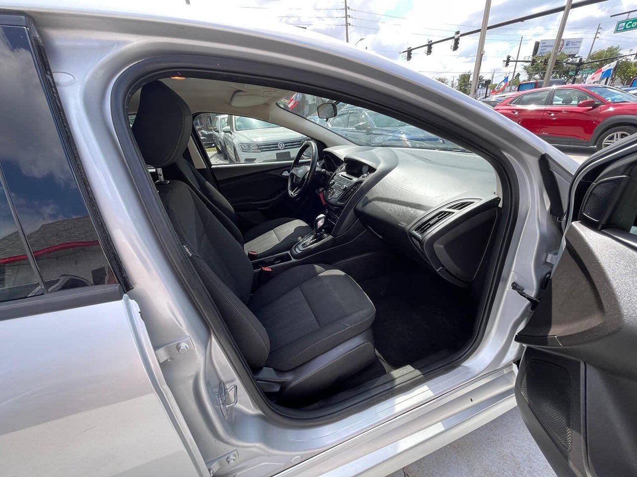 Used 2016 Ford Focus SE w/ SE Sport Package FWD image 11