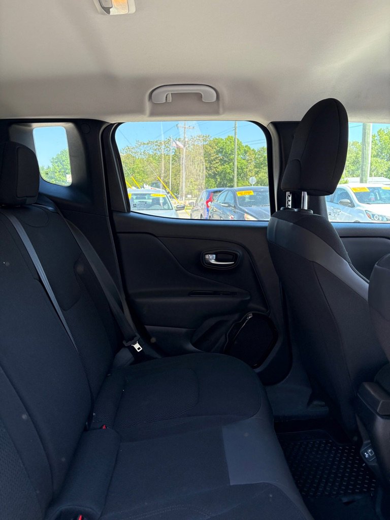 Used 2018 Jeep Renegade Altitude FWD image 12
