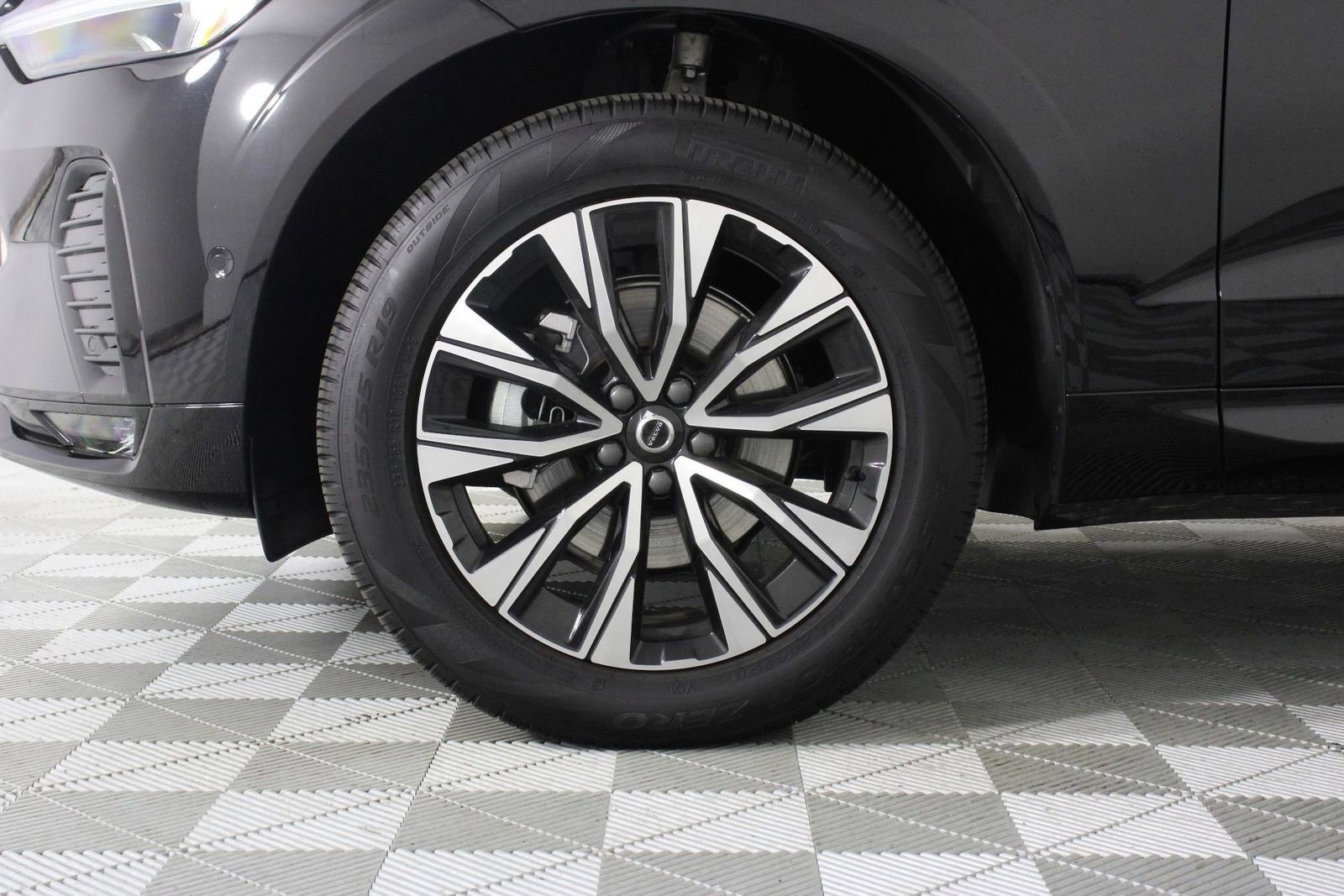 Certified 2025 Volvo XC60 B5 Plus AWD/4WD image 28