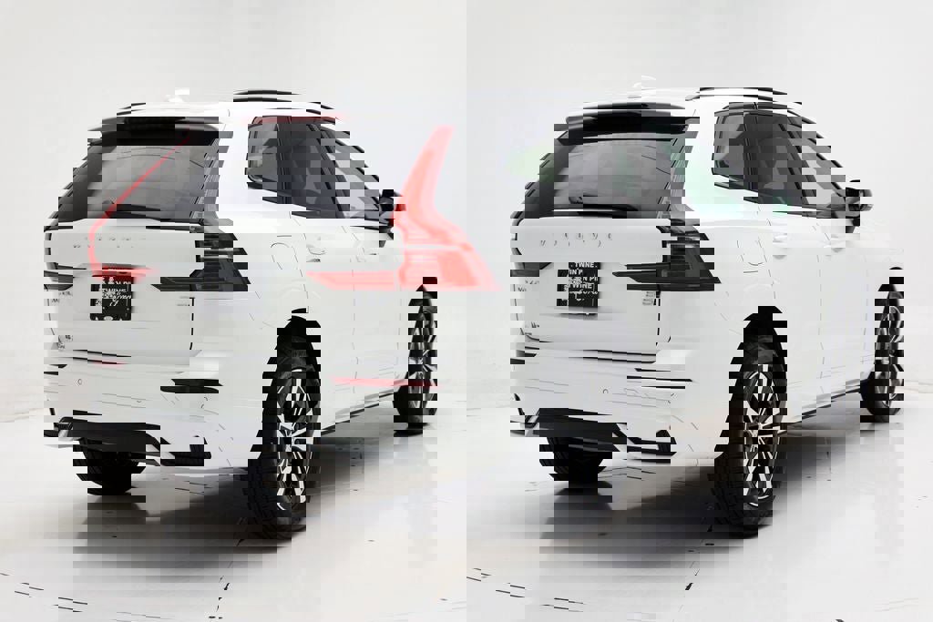 Used 2025 Volvo XC60 B5 Core image 9