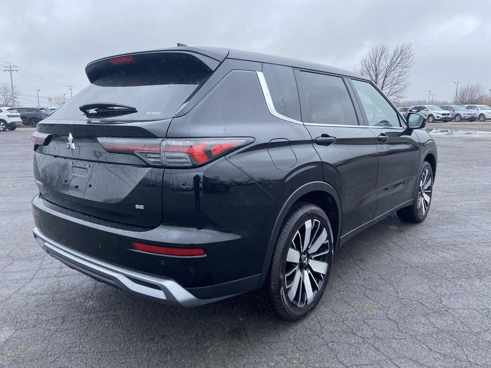 Used 2025 Mitsubishi Outlander SE image 12