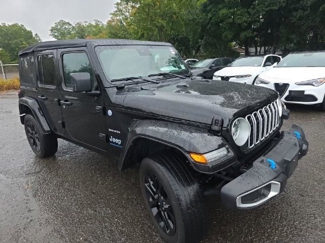 Used 2024 Jeep Wrangler Unlimited Sahara w/ Technology Group AWD/4WD image 4