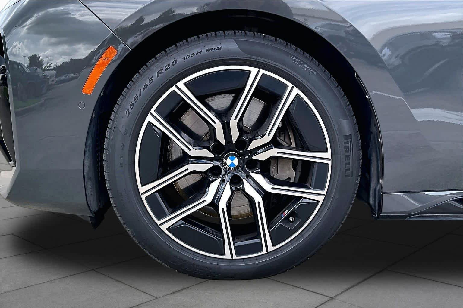 Used 2023 BMW 760i xDrive w/ Executive Package AWD/4WD image 10
