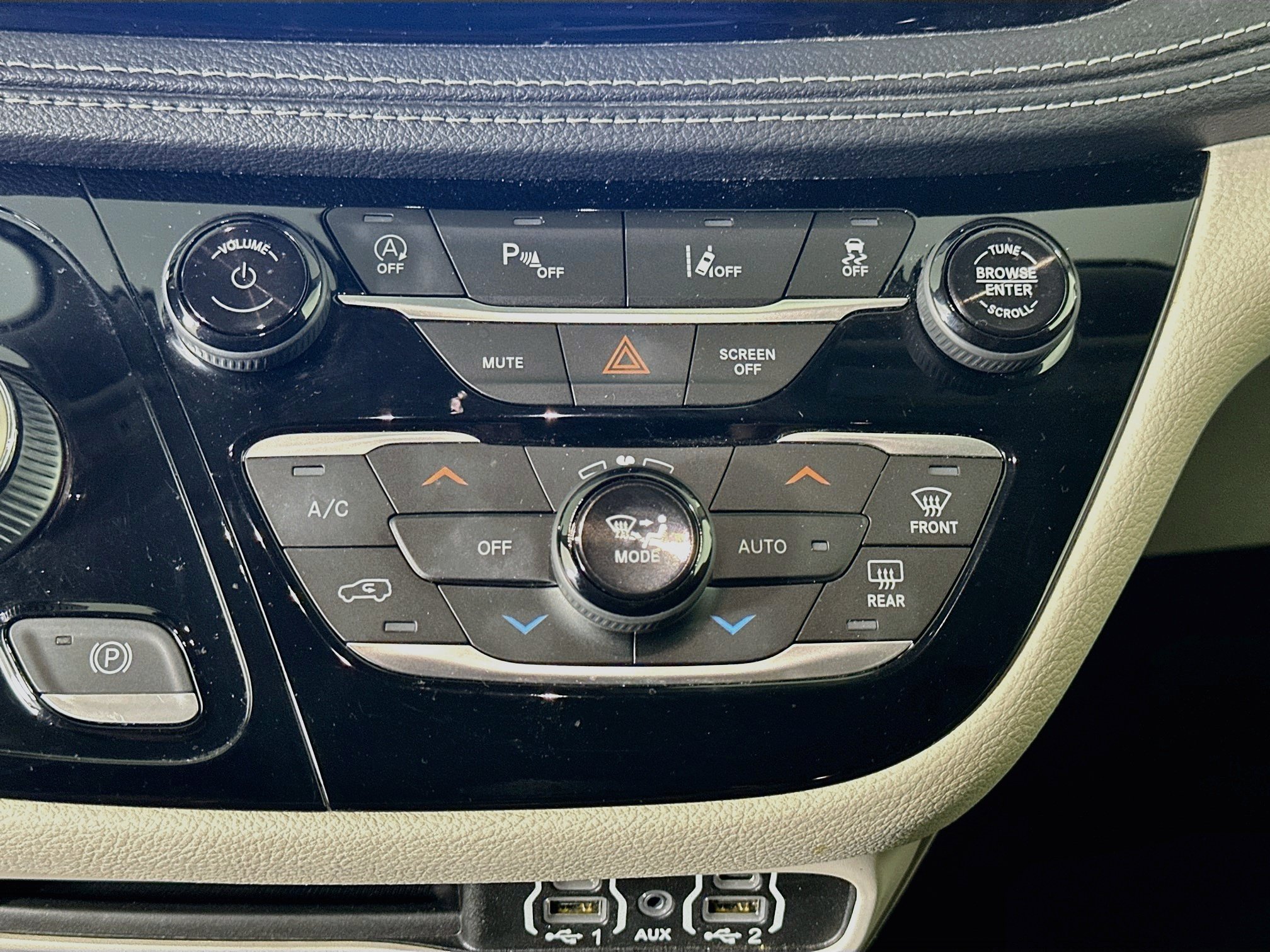 Used 2023 Chrysler Pacifica Touring-L AWD/4WD image 23