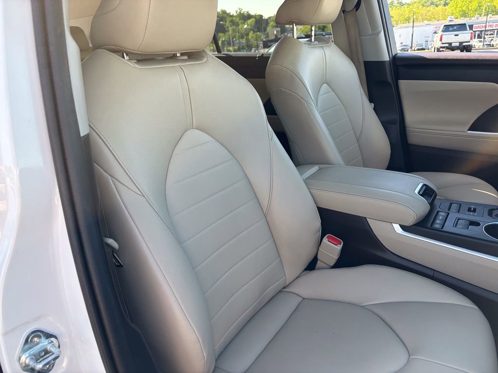 Used 2022 Toyota Highlander XLE AWD/4WD image 38