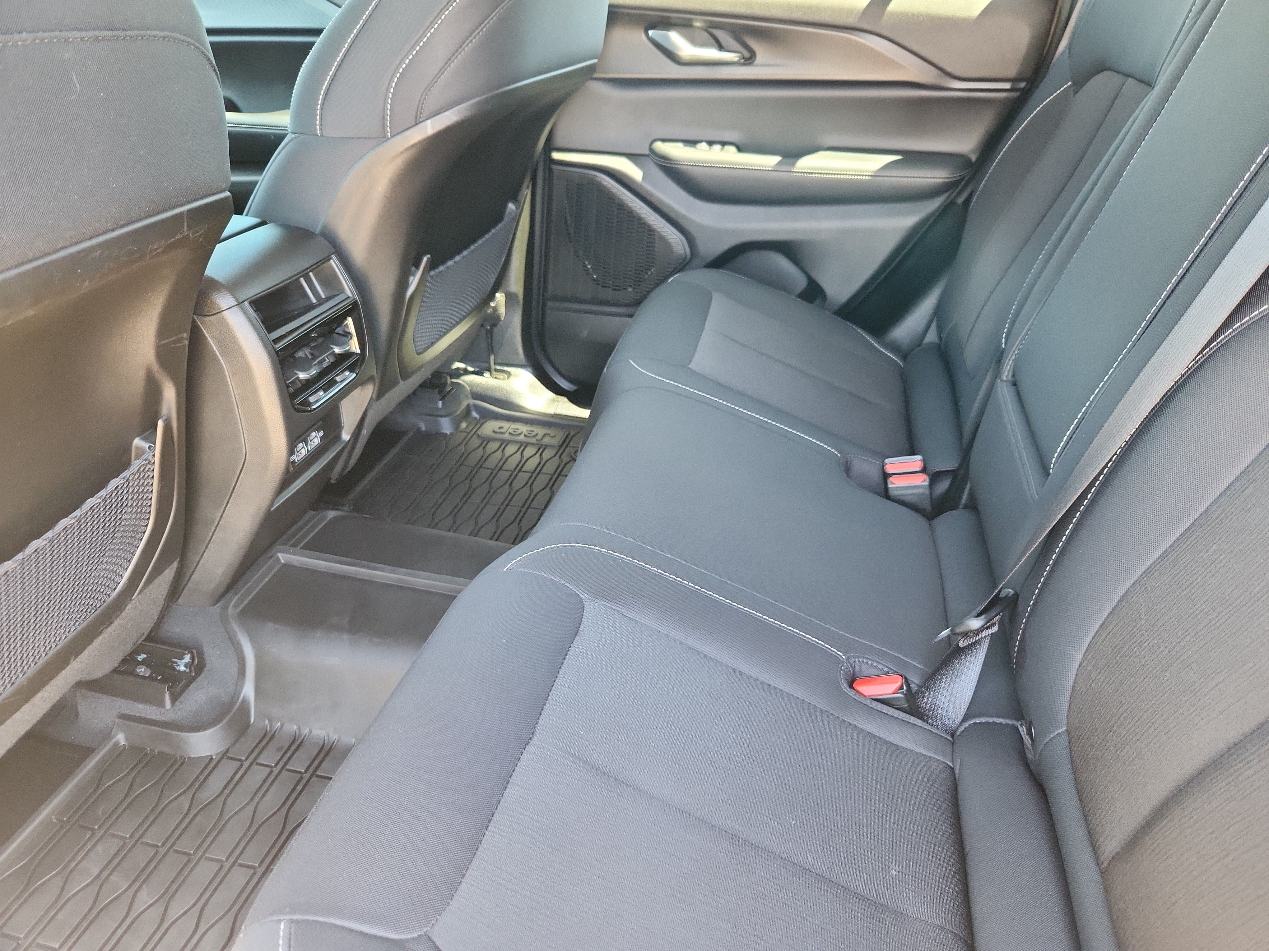 Used 2023 Jeep Grand Cherokee Laredo AWD/4WD image 14
