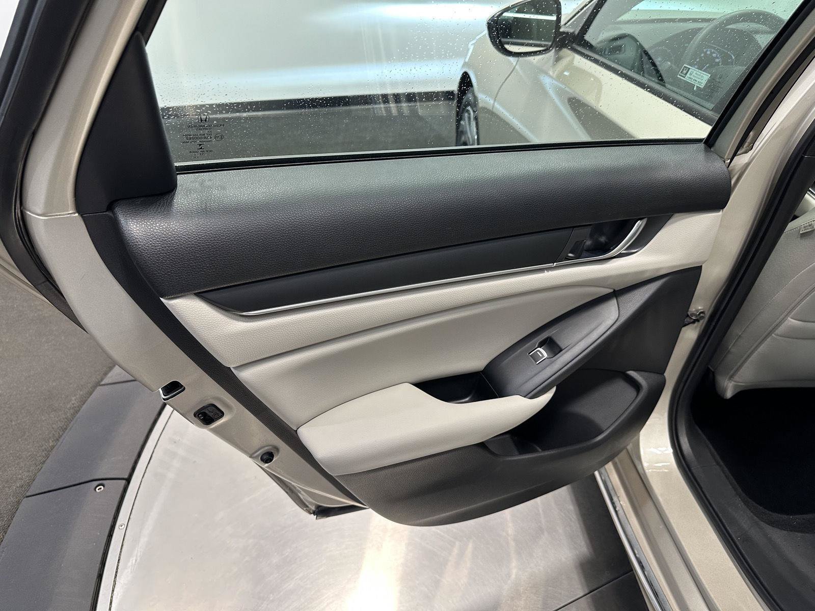 Used 2018 Honda Accord EX image 24