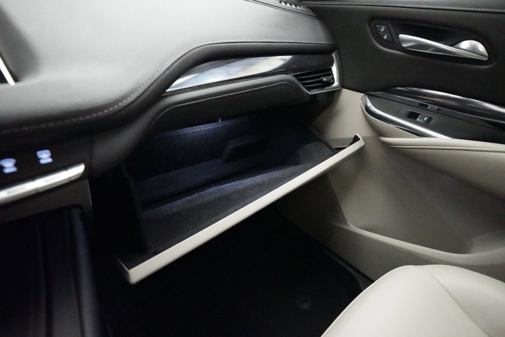 Used 2019 Cadillac XT4 Luxury w/ Cold Weather Package FWD image 29