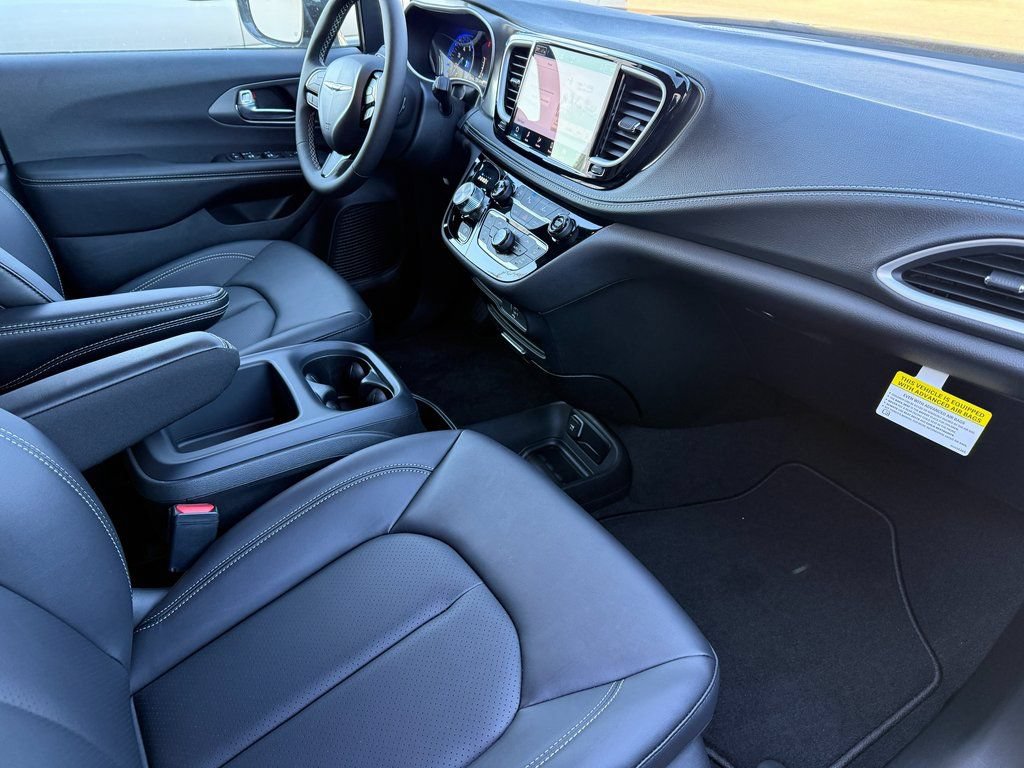 New 2026 Chrysler Pacifica Select w/ S Appearance Package FWD image 3