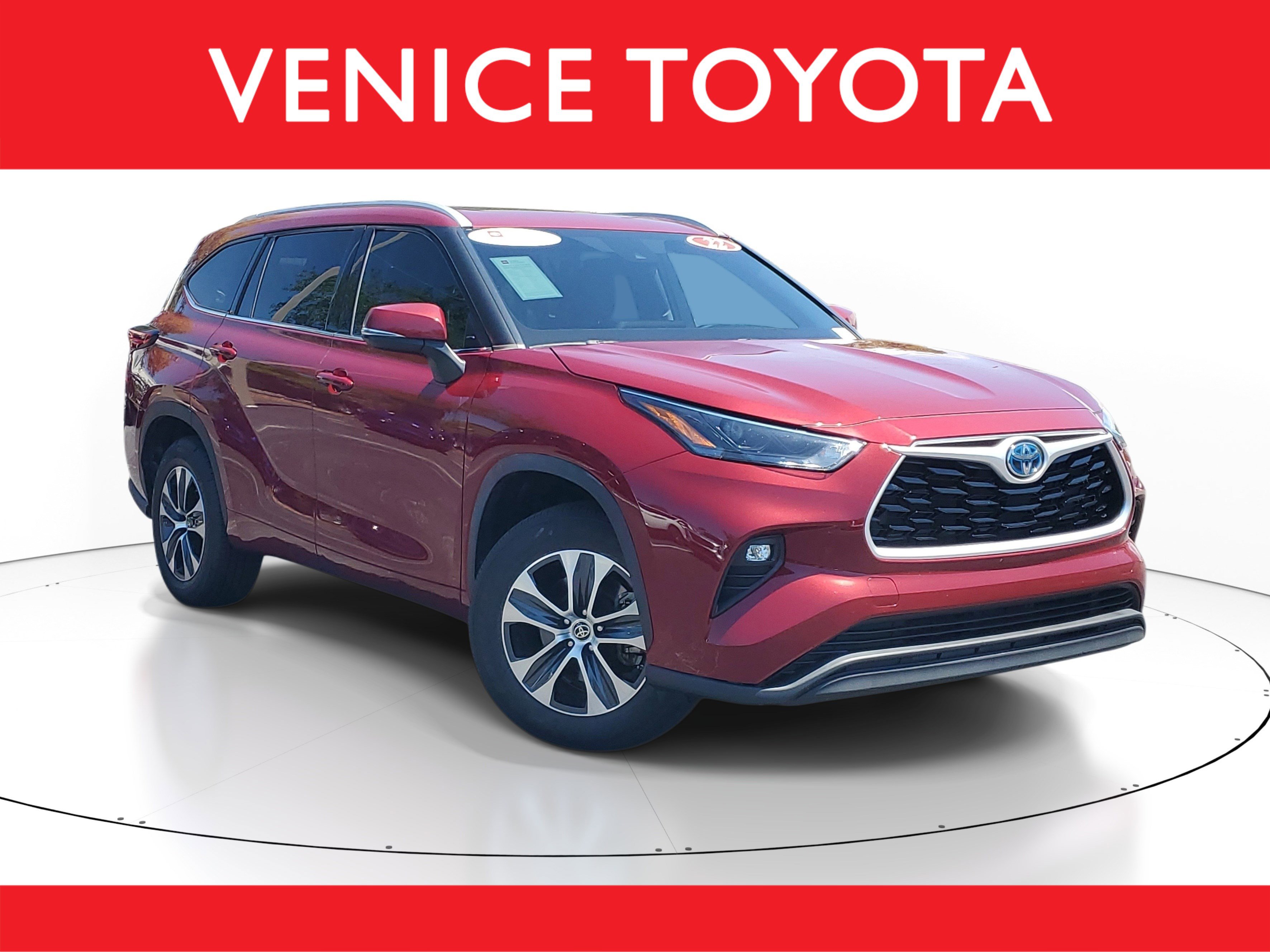 Used 2022 Toyota Highlander XLE FWD image 1