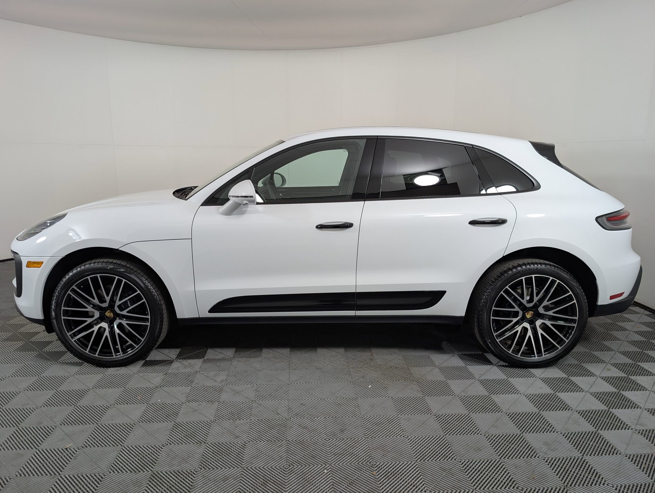 Used 2026 Porsche Macan image 2